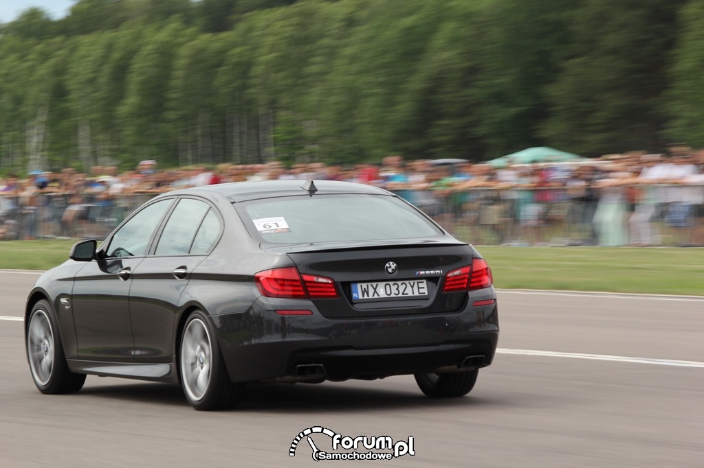 BMW M550i, tył