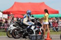 Dziewczyna wręcza motocykliście Suzuki GSX-R czas przejazdu