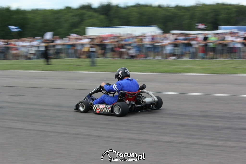 Gokart podczas sprintu na płycie lotniska