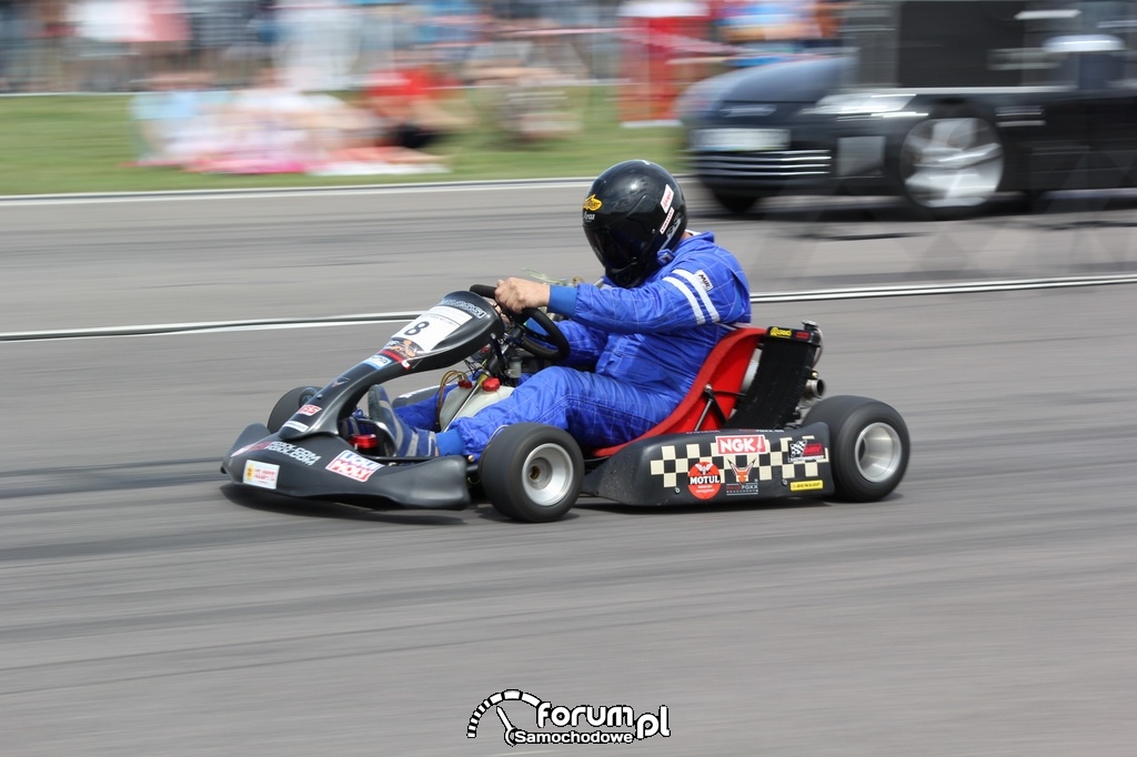 Gokart, wyścigi równoległe z samochodem