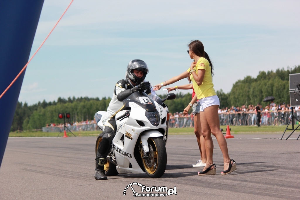 Motocyklista odbiera swój czas przejazdu, dziewczyny