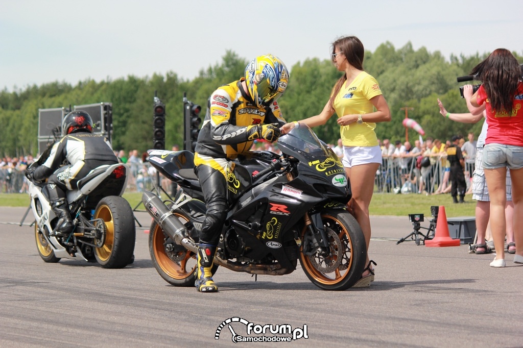 Motocyklista odbiera swój czas przejazdu, dziewczyny, Suzuki GSX-R