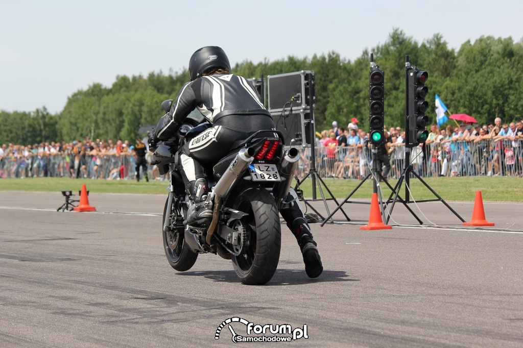 Przednie koło w górze, motor wystartował