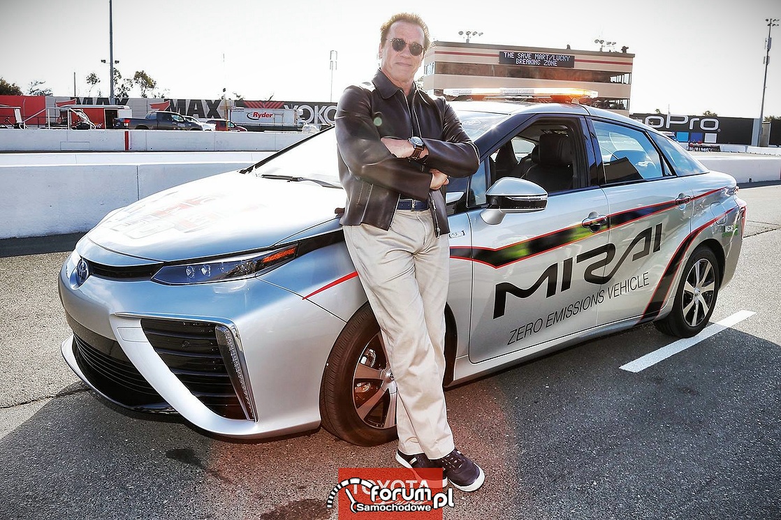 Arnold Schwarzenegger rozpoczął wyścig NASCAR  Toyotą Mirai