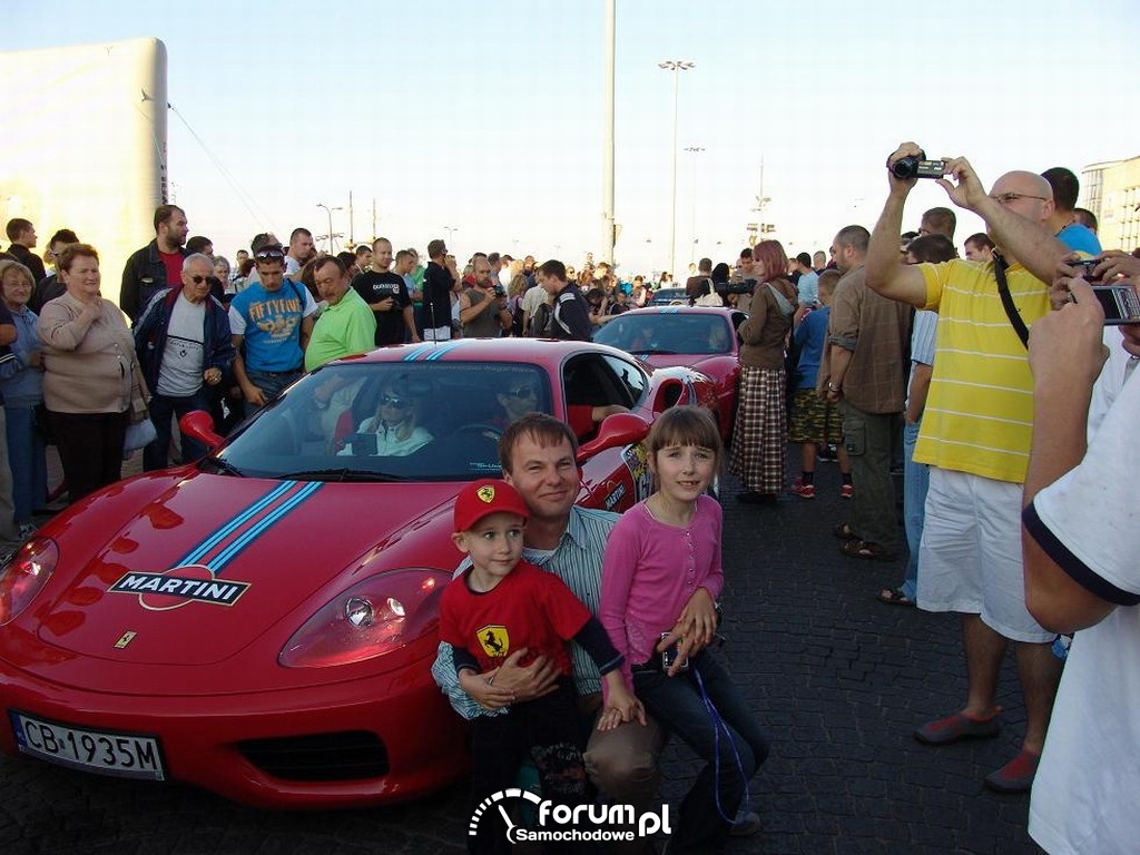 Ferrari Martini w tłumie ludzi