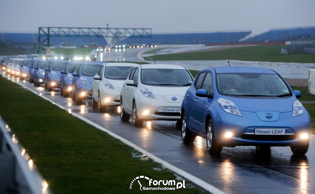 Parada pojazdów elektrycznych z udziałem Nissanów LEAF